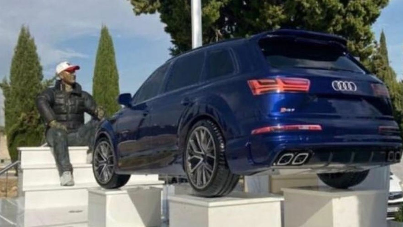 El coche junto a la tumba