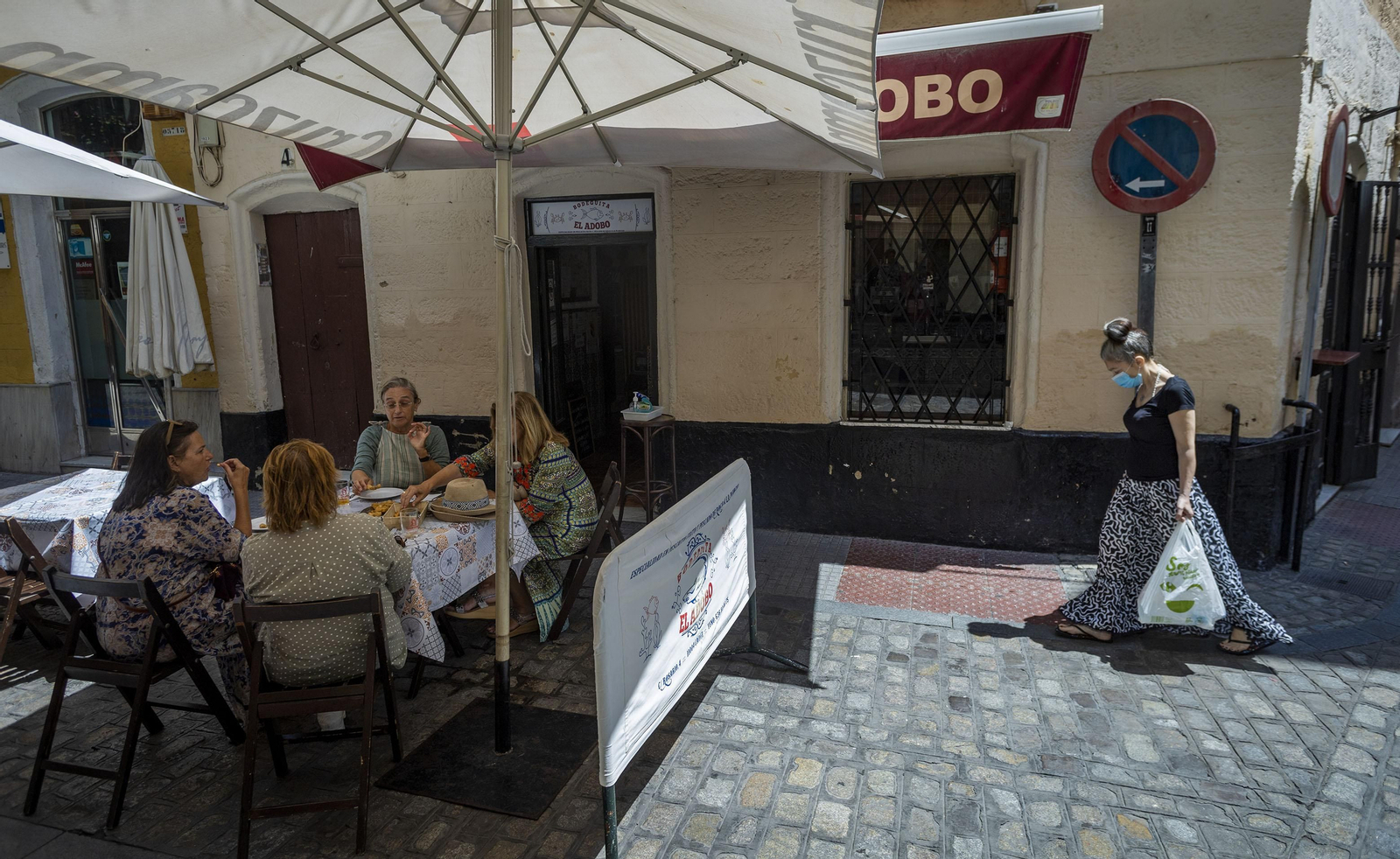 Así de retranqueada ha quedado la terraza de El Adobo tras la eliminación de tres mesas, la mitad de las que tenía.