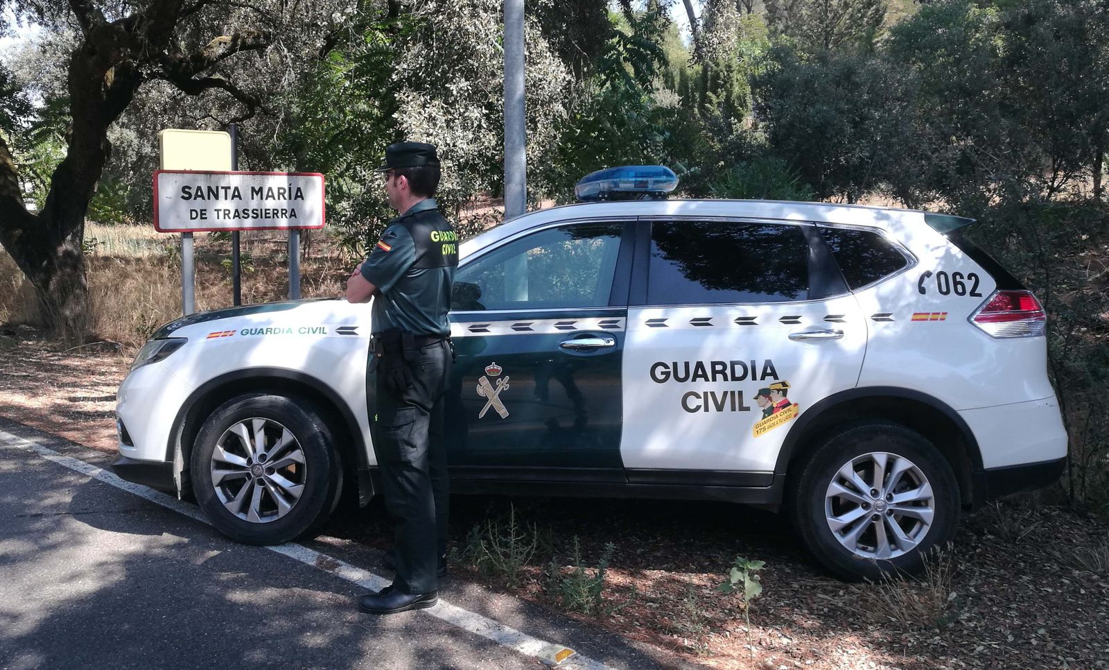 Un agente de la Guardia Civil en Santa María de Trassierra.