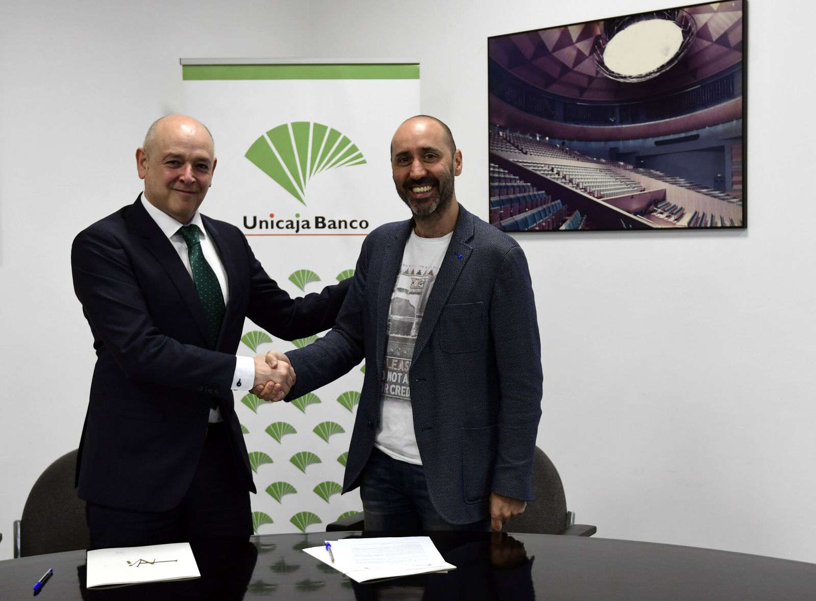 El Director de Relaciones Institucionales de Unicaja, Fernando Ríos, y el Director General del Teatro de la Maestranza, Javier Menéndez.