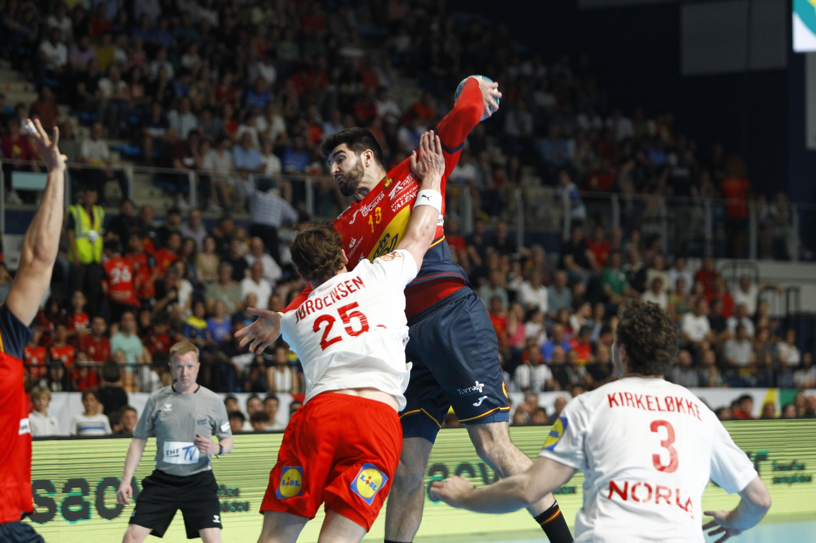 Imágenes del España-Dinamarca de la EHF Euro Cup de balonmano, en Almería
