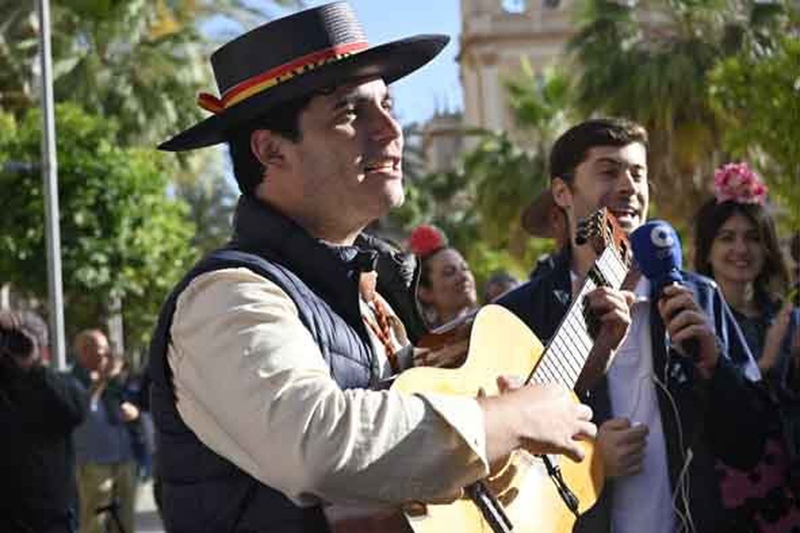 Las mejores imágenes de los peregrinos en la salida de Emigrantes