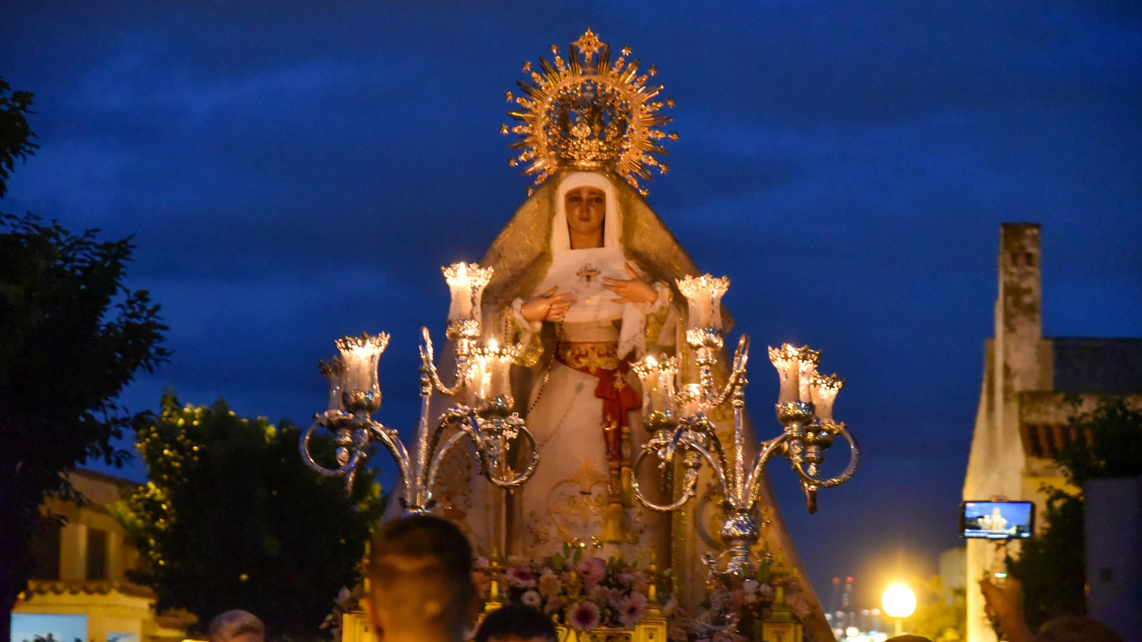 Las fotos de la Virgen de la Salud procesionando en la barriada de San Garcia