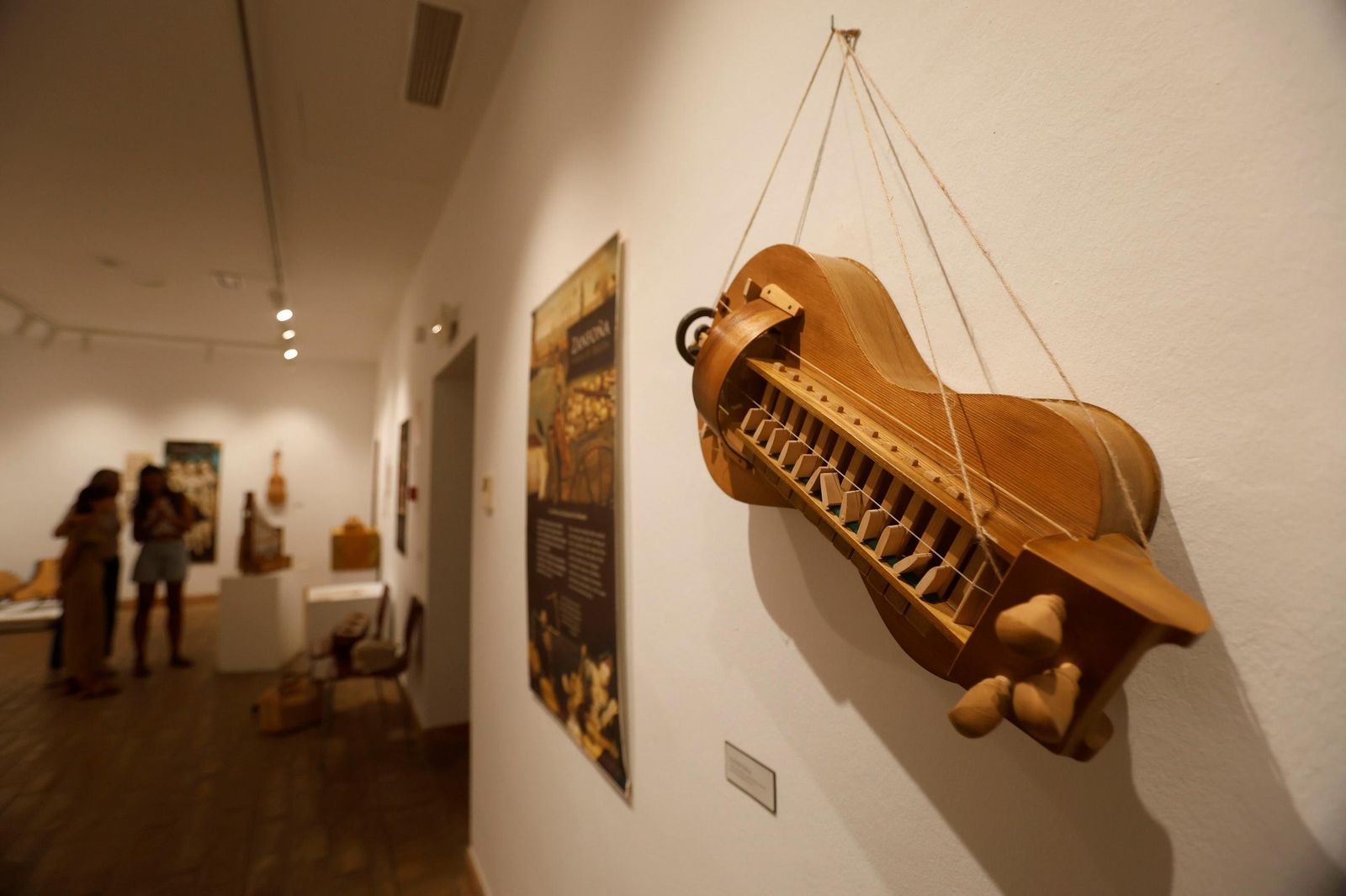 La zanfoña, uno de los instrumentos más raros de la exposición