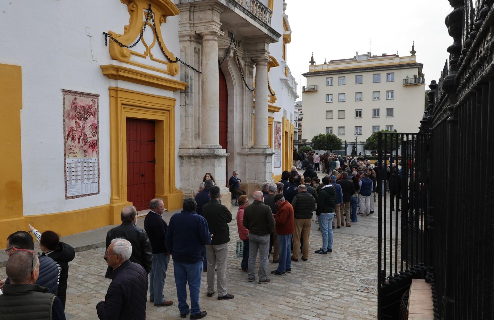 Las colas de los aficionados rebasaban la Puerta del Príncipe y se prolongaban por la calle Circo rodeando la plaza de toros.