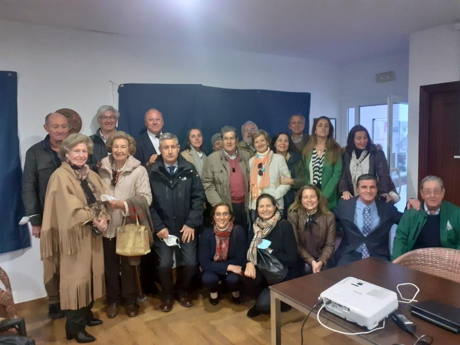 Susana y Teresa Grosso, Juan Manuel Perez, Belén Crespo, Javier Fernández Lahera, Ernesto Pérez Díaz Alersi, Juan Manuel y Betina Perez Dorao, entre otros, tras finalizar la conferencia.