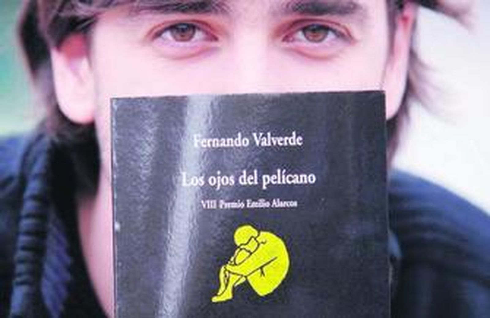 El escritor posa con su libro, un poemario que surgió a raíz de la visión de unos pelícanos en Nicaragua.