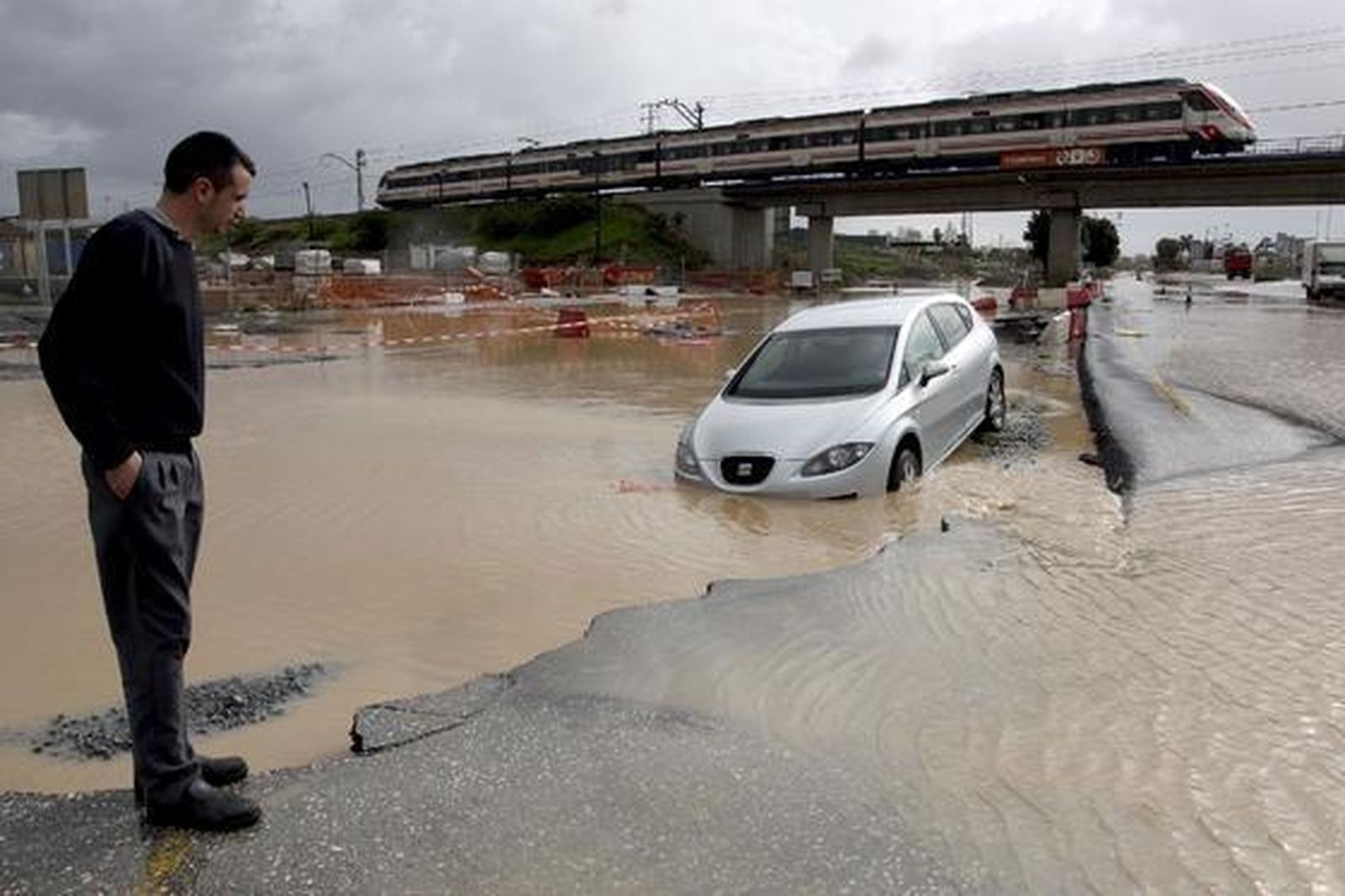 Un vehículo atrapado por las lluvias  Foto: Migue Fernández, Sergio Camacho, Agencias