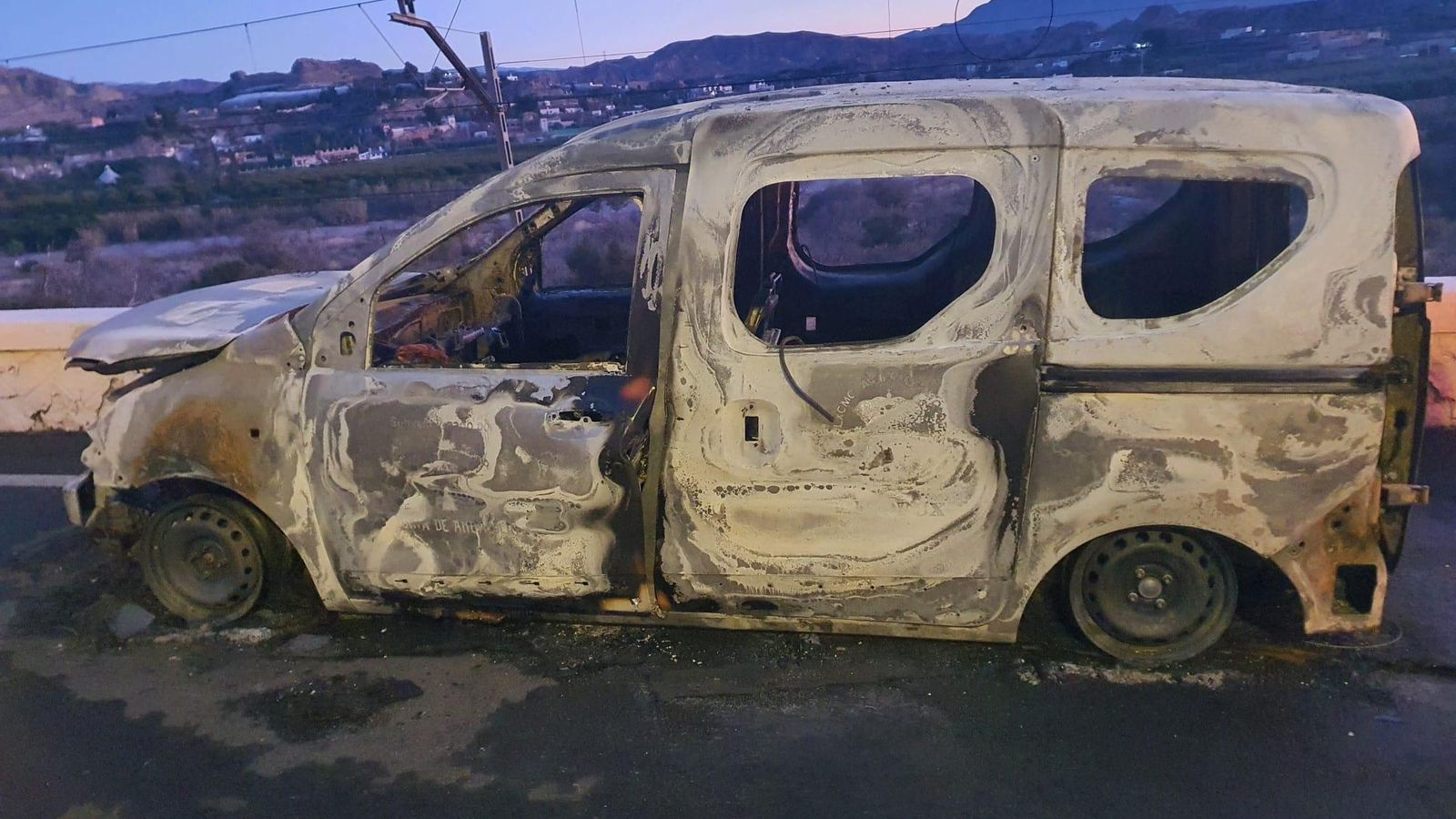Vehículo municipal robado en el almacén municipal y quemado en Gádor. Vehículo municipal robado en el almacén municipal y quemado en Gádor.