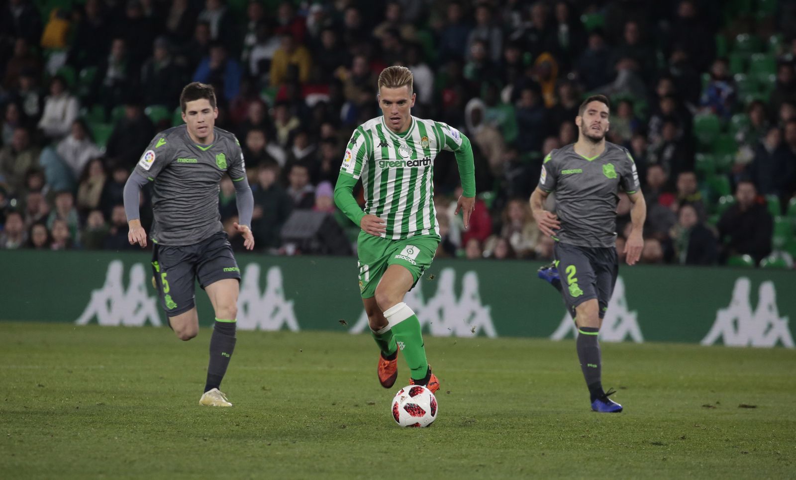 Lo Celso conduce la pelota tras dejar atrás a Zubeldia.
