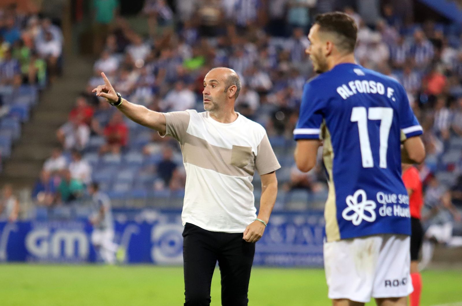 Alberto Monteagudo da indicaciones durante un encuentro disputado en el Nuevo Colombino en la presente temporada.