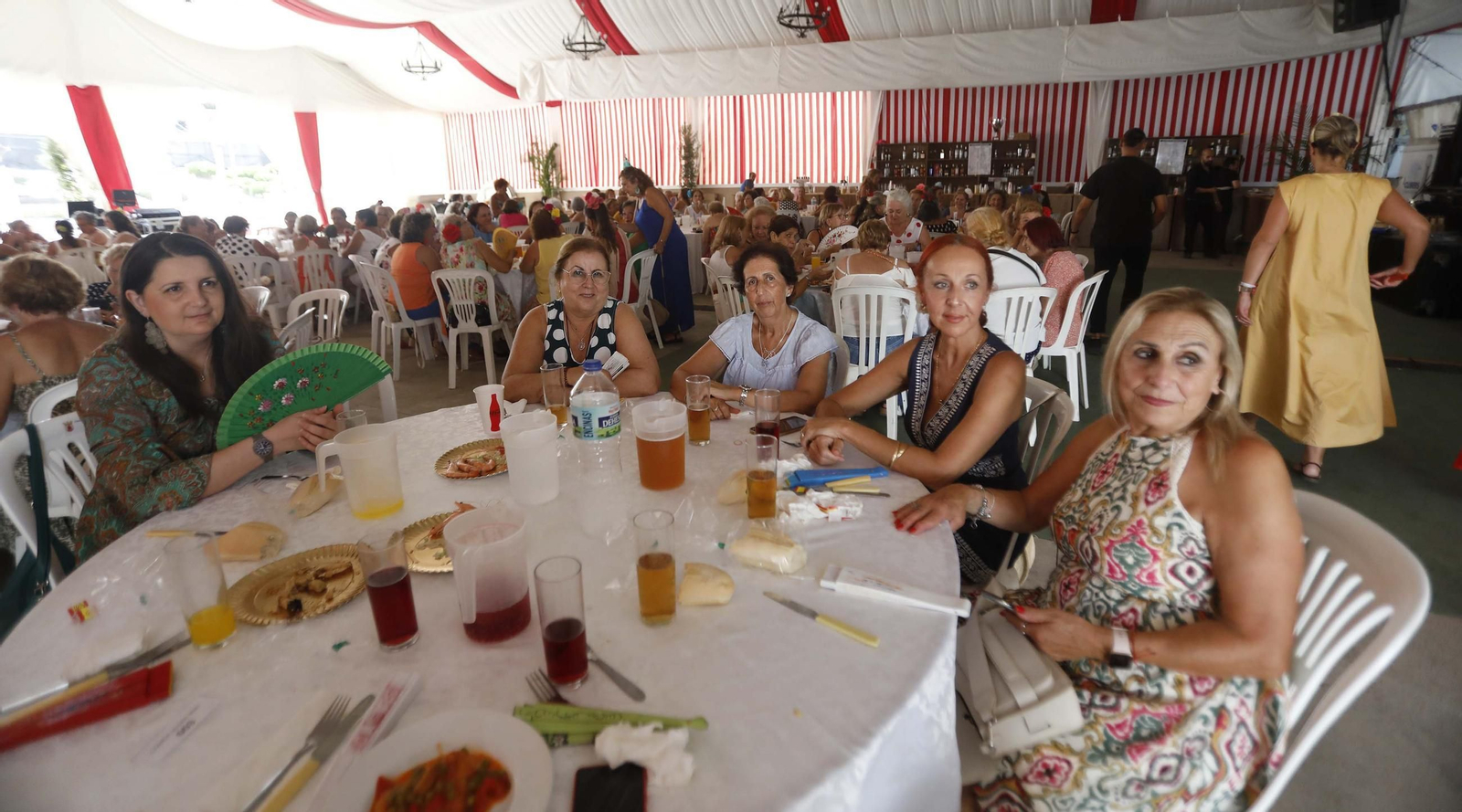 Las mujeres de San Roque disfrutan de su comida en la Feria Real
