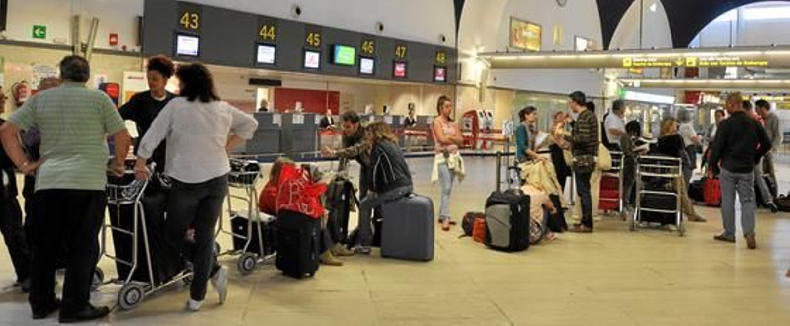Desesperación y largas colas en San Pablo por el cierre de aeropuerto.

Foto: Manuel Gómez