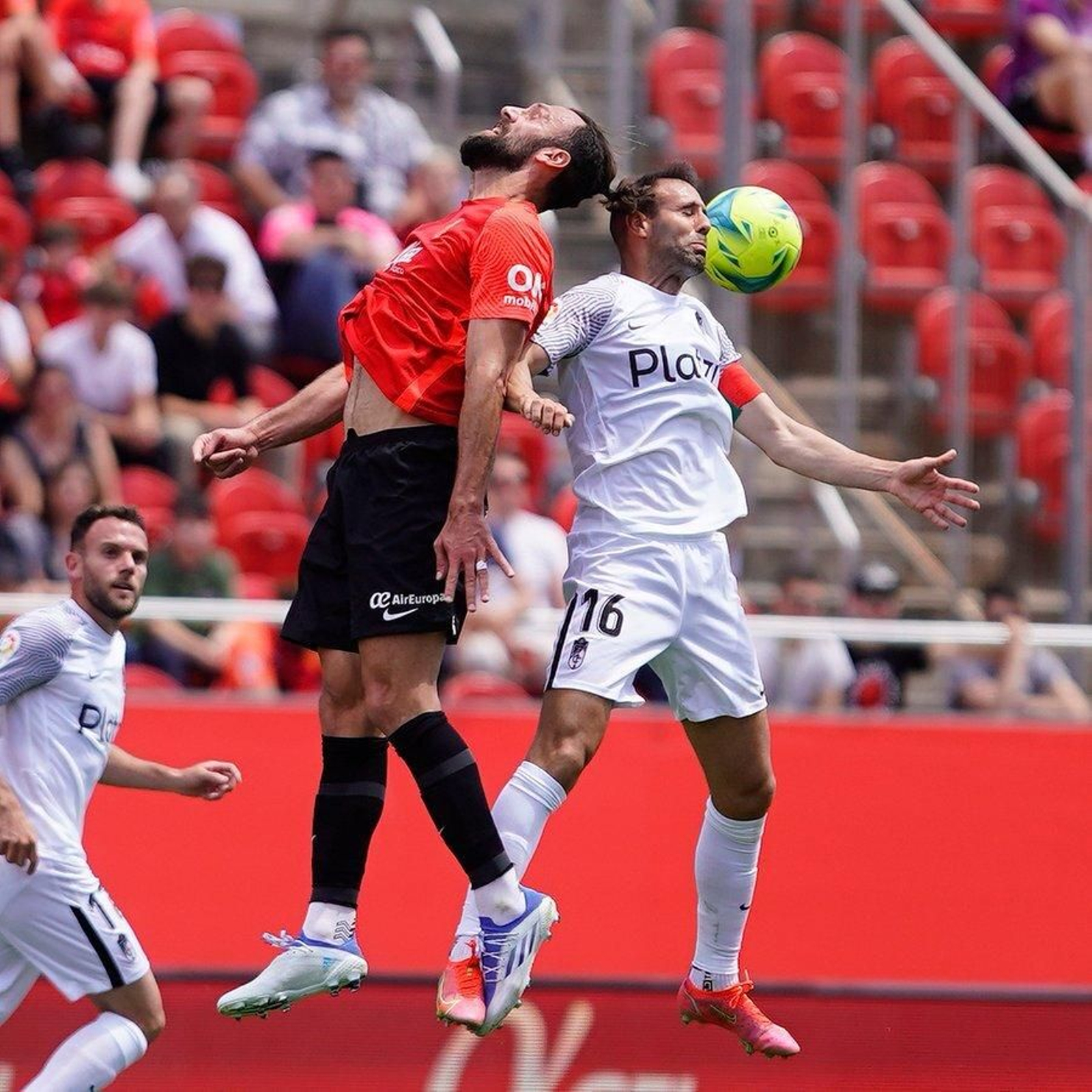 Muriqi y Díaz, en una disputa aérea.