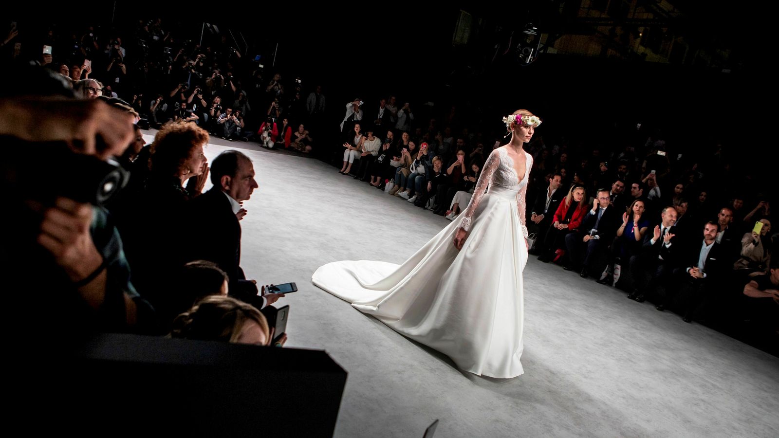 Otro modelo, con encaje y falda evasé.