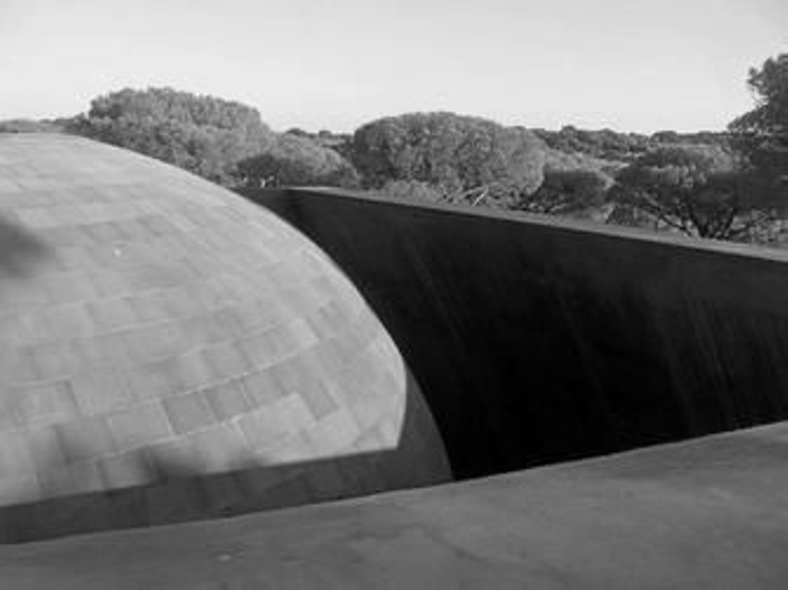 Detalle de la instalación de Turrell con el bosque de Vejer de la Frontera al fondo.