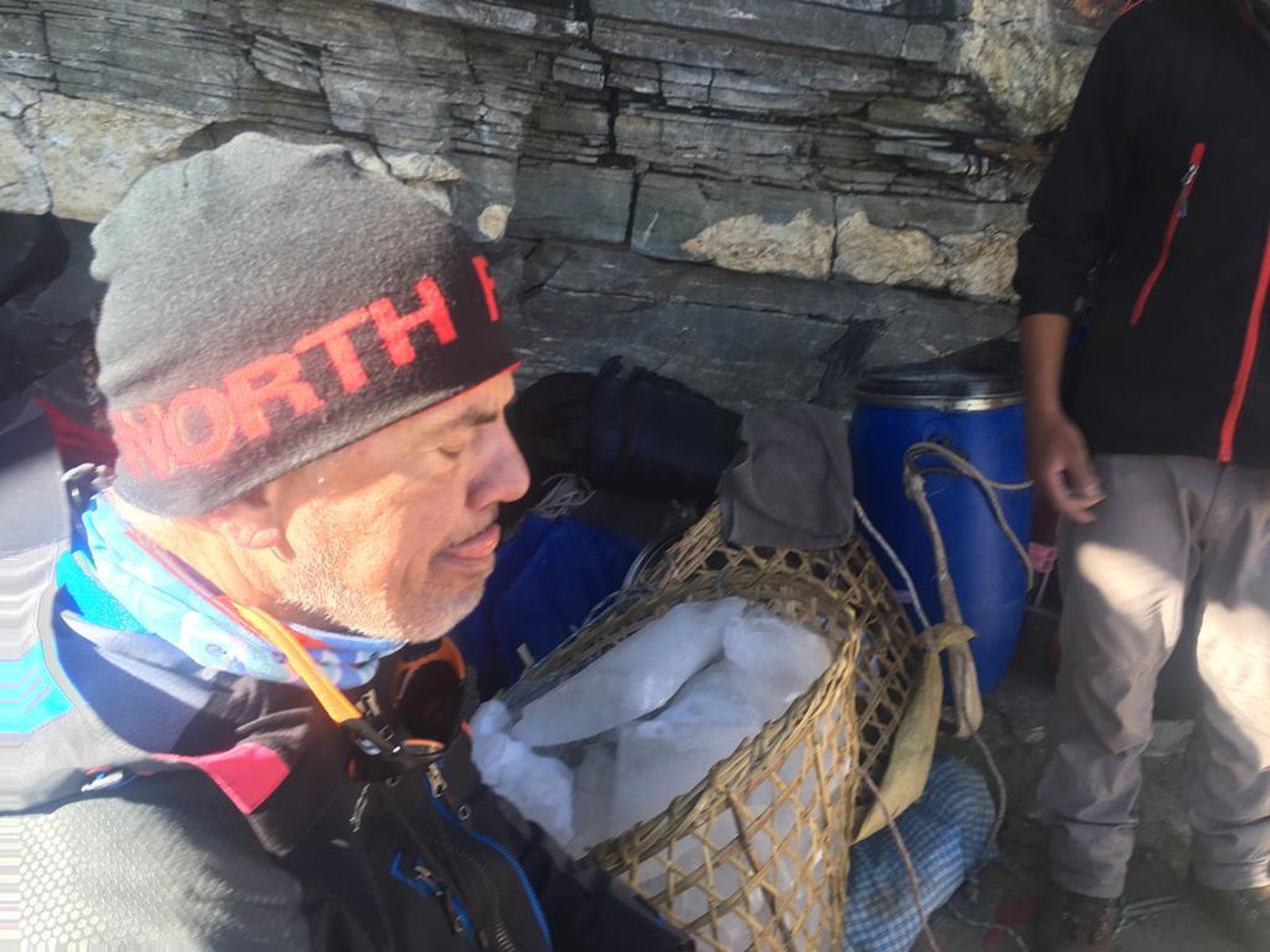 El alpinista gaditano haciendo agua en el campamento de altura del Mera Peak.