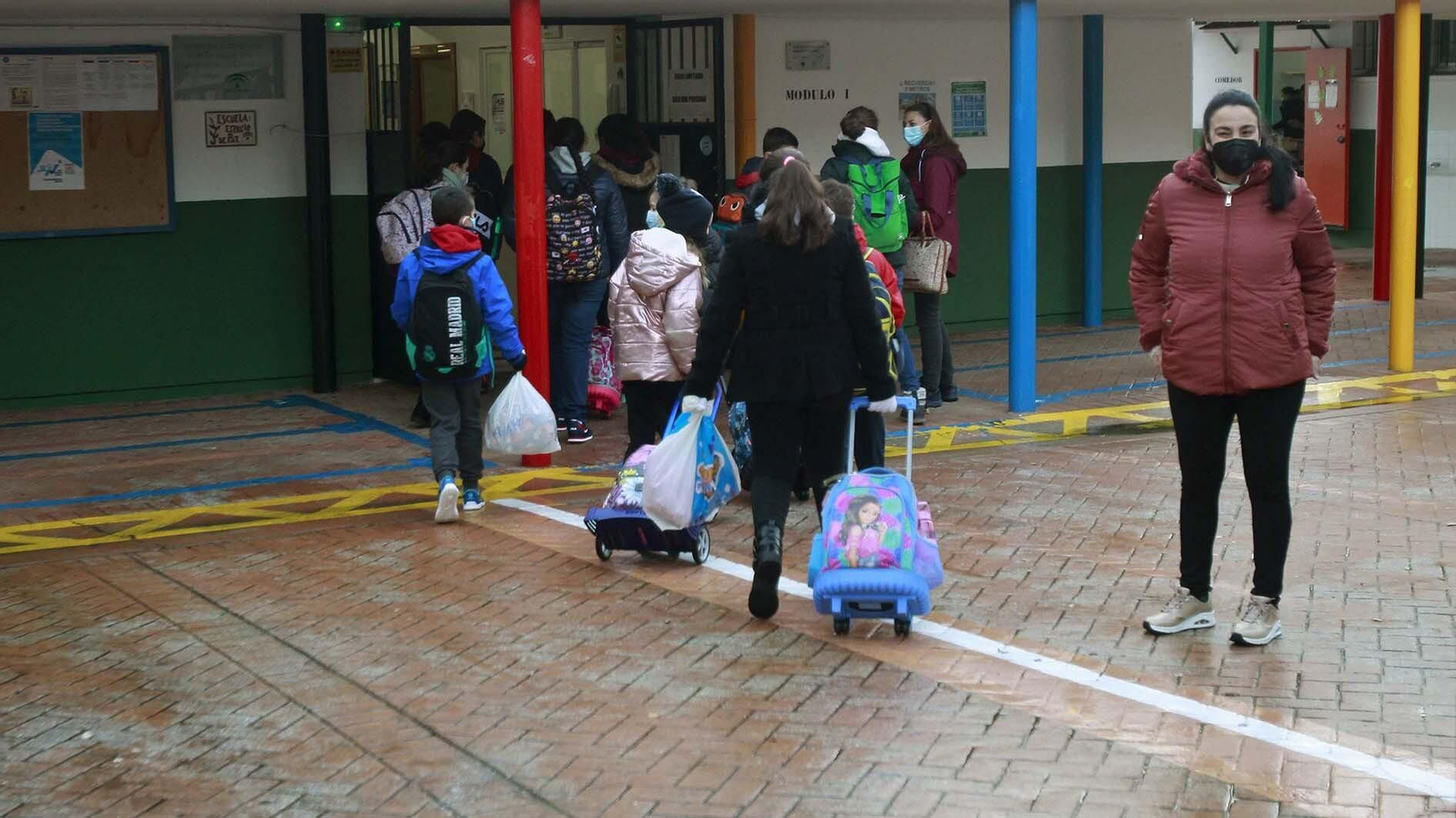Entrada al colegio San Isidro Labrador en Los Barrios