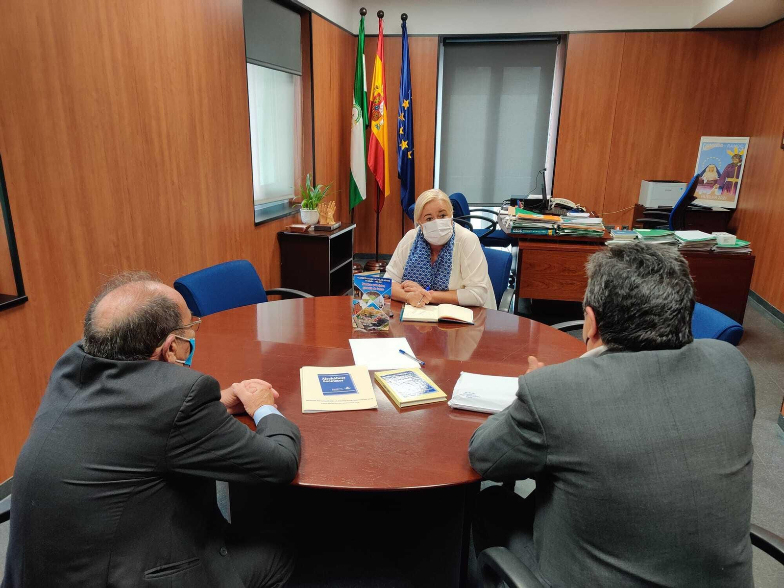 Manuela Caro,  delegada territorial de Salud y Familias en una reunión con Alcohólicos Anónimos