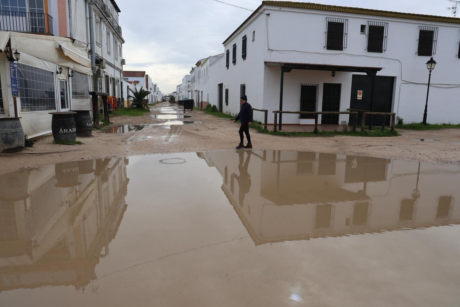 El Rocío tras la inundación de este sábado por la borrasca Marta: fotografías de las calles anegadas en la aldea