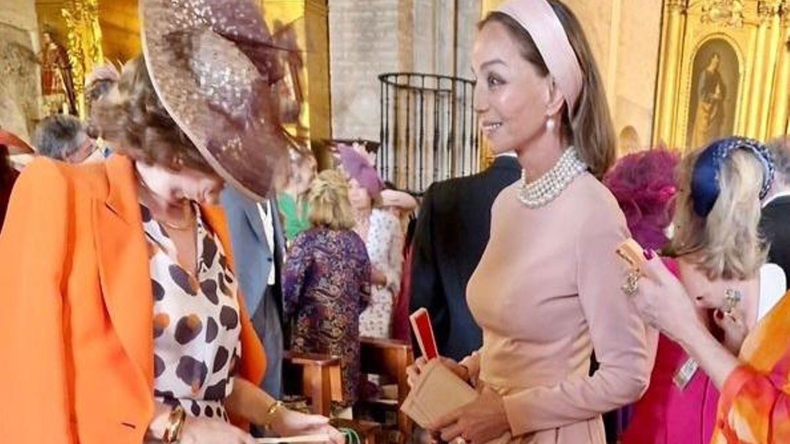 Isabel Preysler charla con otra invitada en la ceremonia de la hija de los duques de Segorbe Isabel Preysler charla con otra invitada en la ceremonia de la hija de los duques de Segorbe