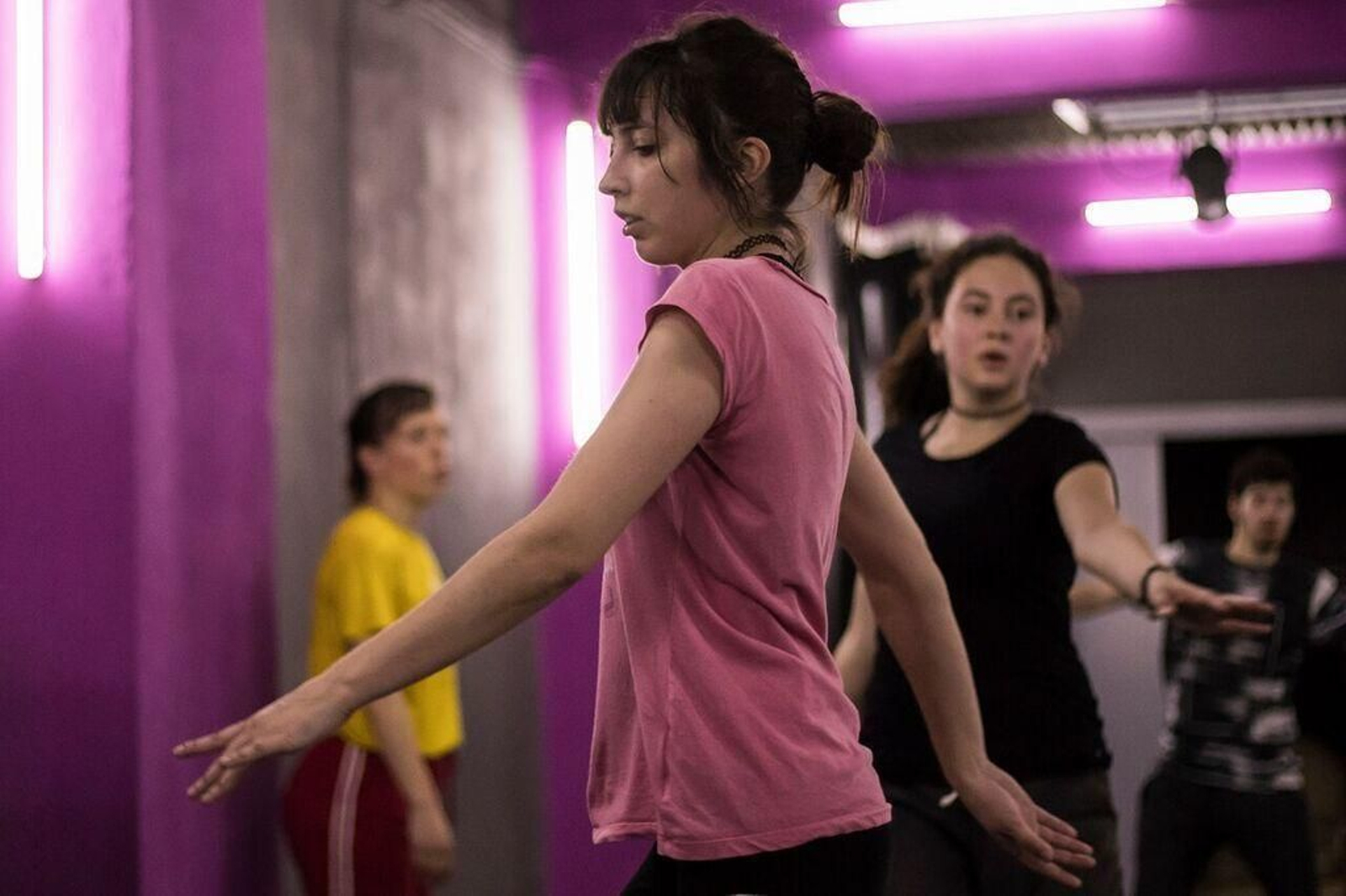 Una alumna realiza sus ejercicios de clase.