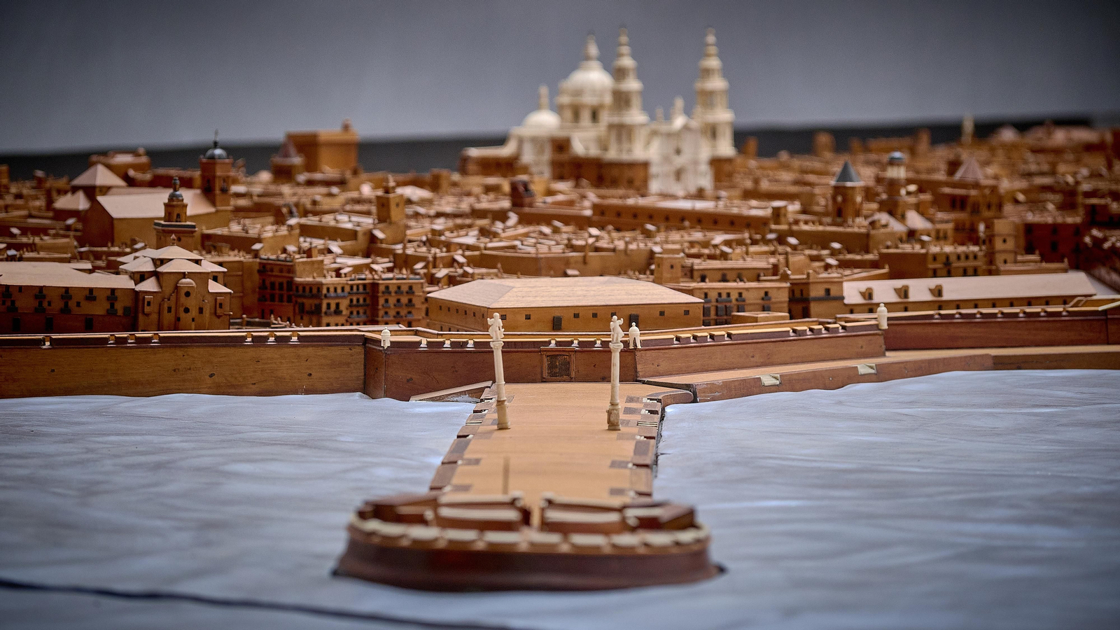 El muelle y el casco antiguo Maqueta de Cádiz en el Museo de Las Cortes