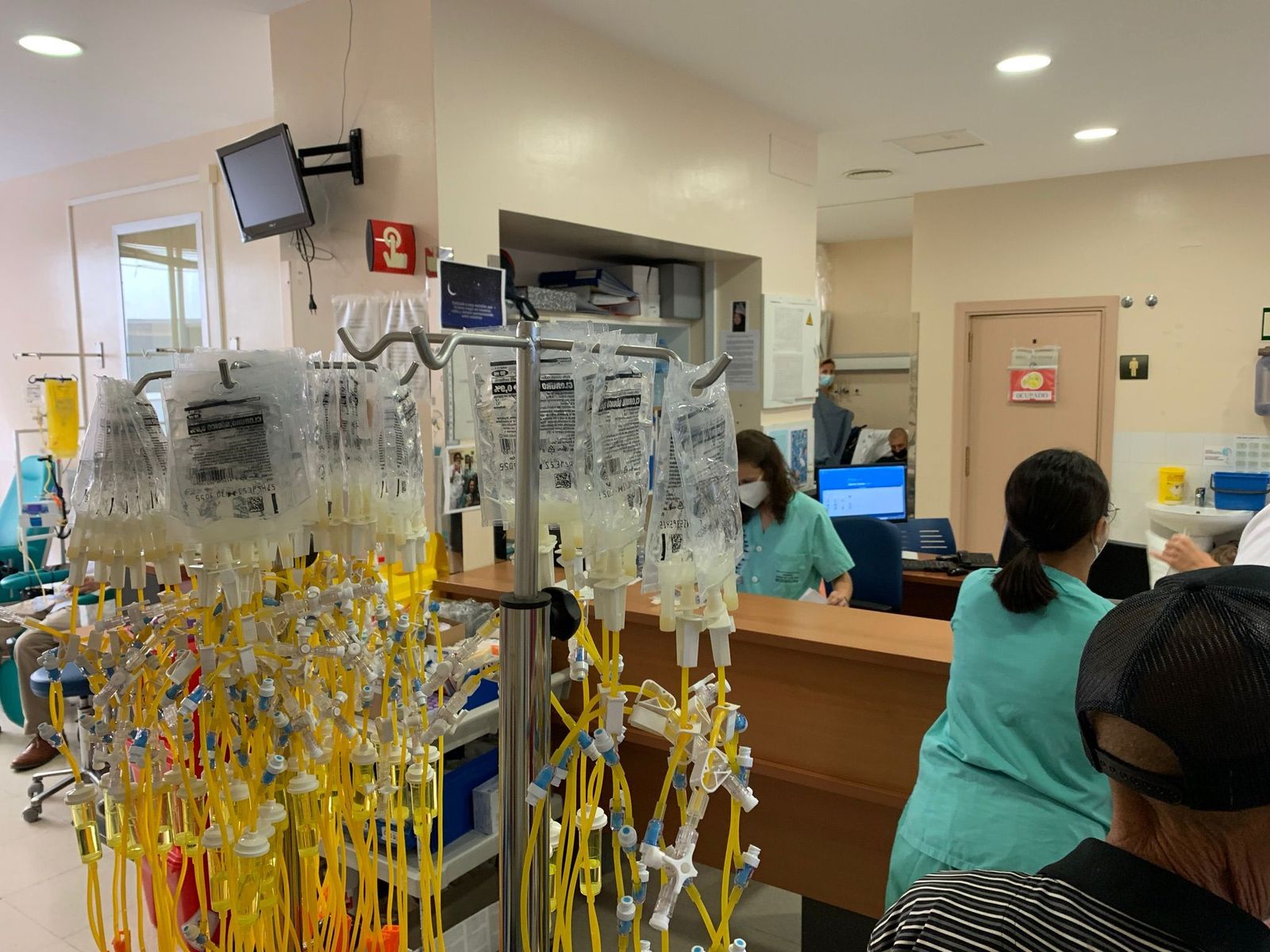 Tratamientos de quimioterapia preparados para su administración en el Hospital Clínico.