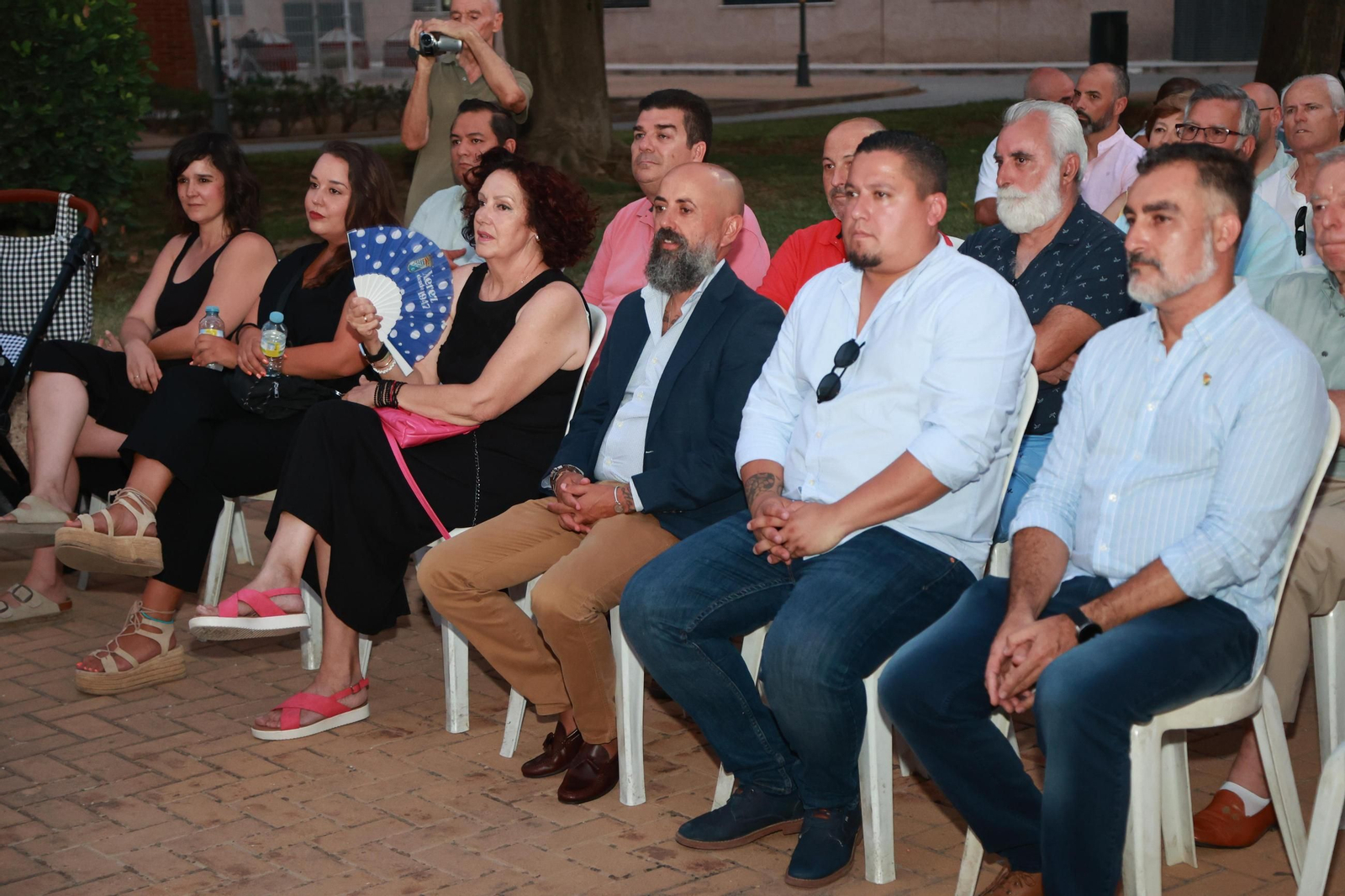 Familiares y amigos de Rafa Verdú, junto a los dirigentes del Xerez CD en la presentación del trofeo.