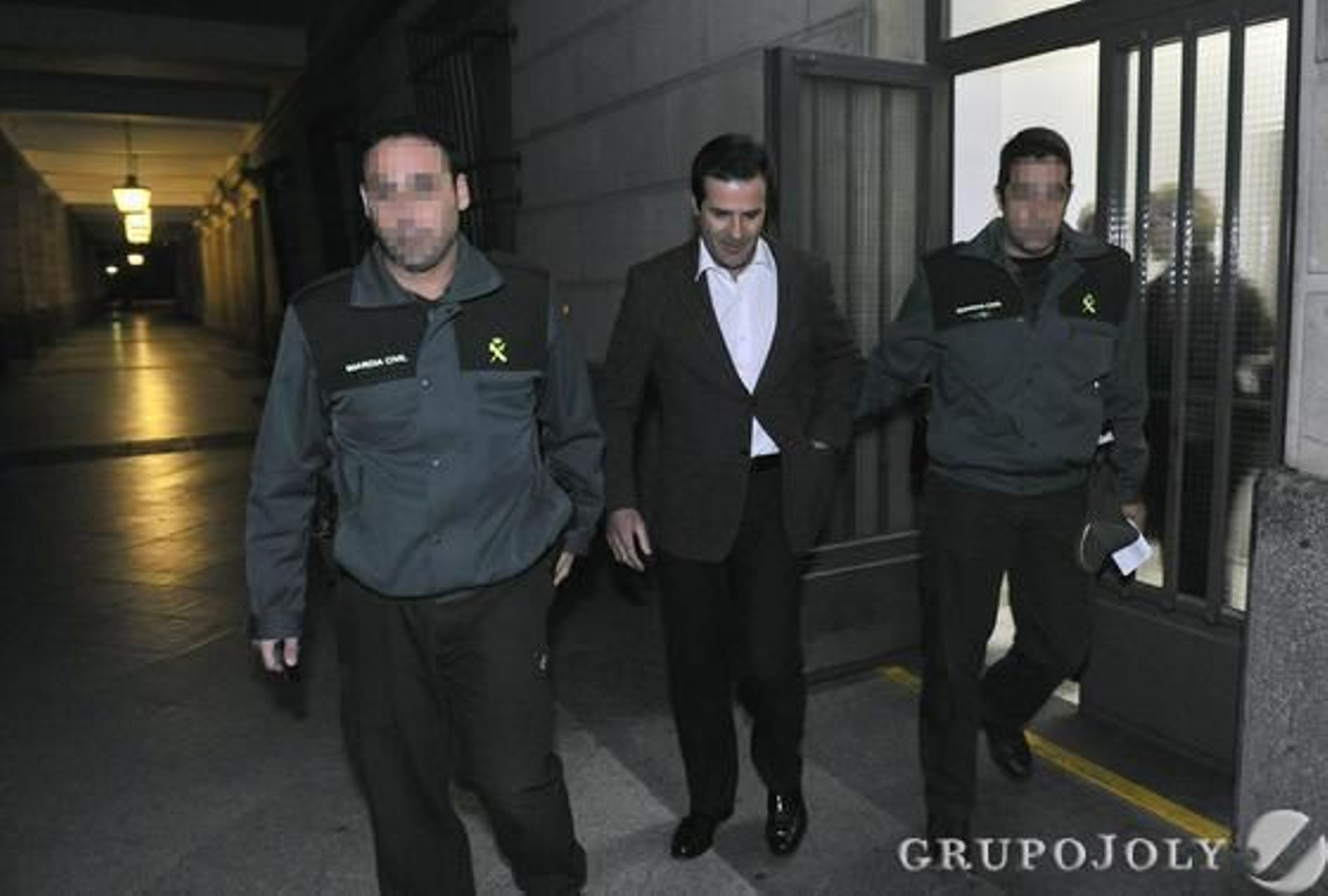 El director comercial de Fitonovo, Juan Andrés Bruguera, sale anoche custodiado por la Guardia Civil tras acordarse su ingreso en prisión.  Foto: Juan Carlos Vázquez