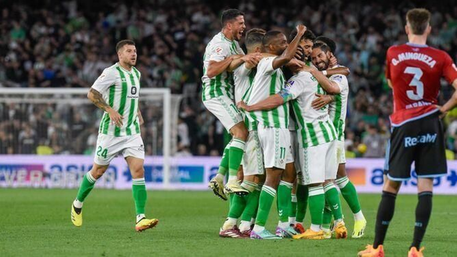 Los jugadores béticos celebran con euforia el segundo gol, obra de Fekir.