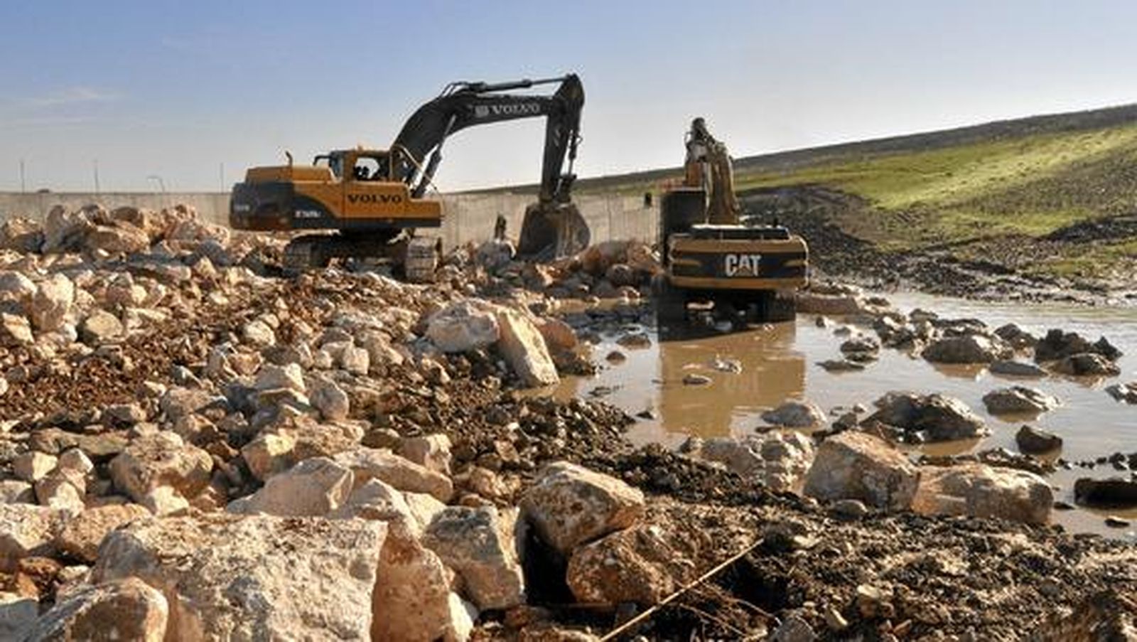 Los trabajadores ultiman las obras del dique y las nuevas catas realizadas en el pueblo para prevenir futuras riadas.

Foto: Manuel Gómez
