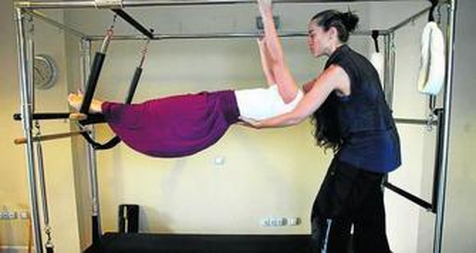 1. Uno de los ejercicios más avanzados que se realizan en el Instituto Nacional del Método Pilates. 2. La profesional Isabel Rizo, que es bióloga, tiene una experiencia de más de 20 años en la actividad y se ha formado a lo largo de medio mundo.