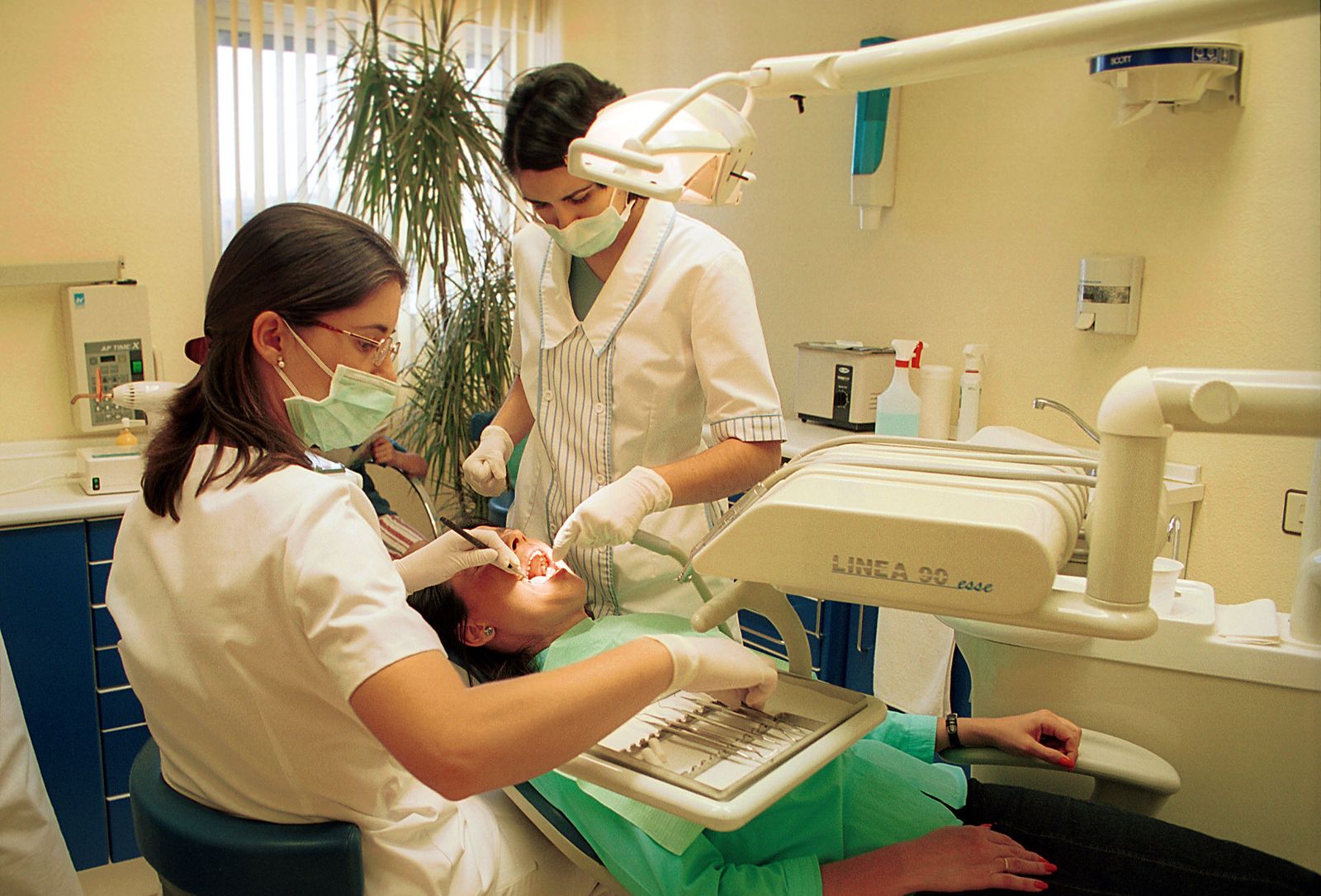 Un niño en la consulta de un dentista.