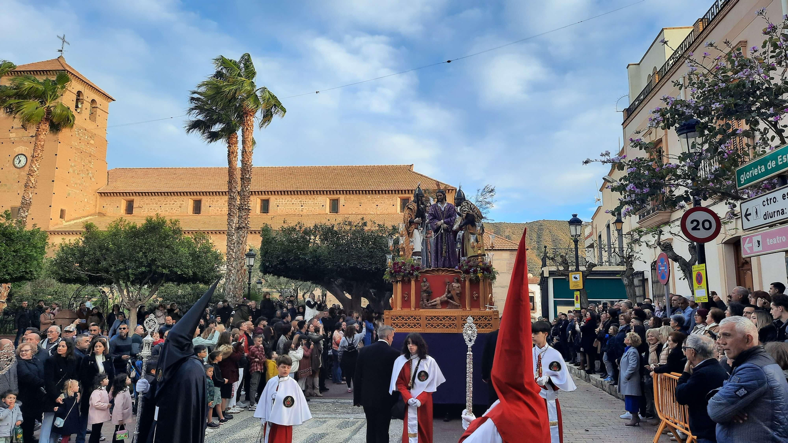 Procesión del Jueves Santo a su paso por la Glorieta de Tabernas.