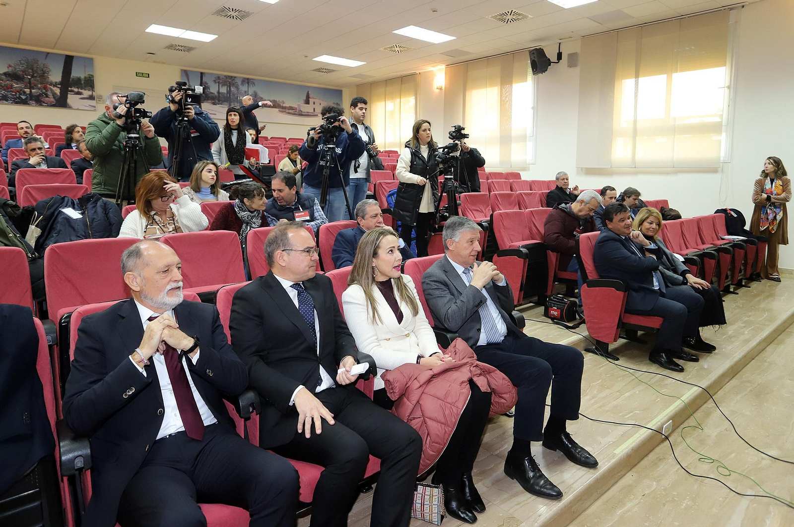 Imágenes del convenio entre Cepsa, Enagás Renovable y Alter Enersun para impulsar la descarbonización de la industria local y el transporte