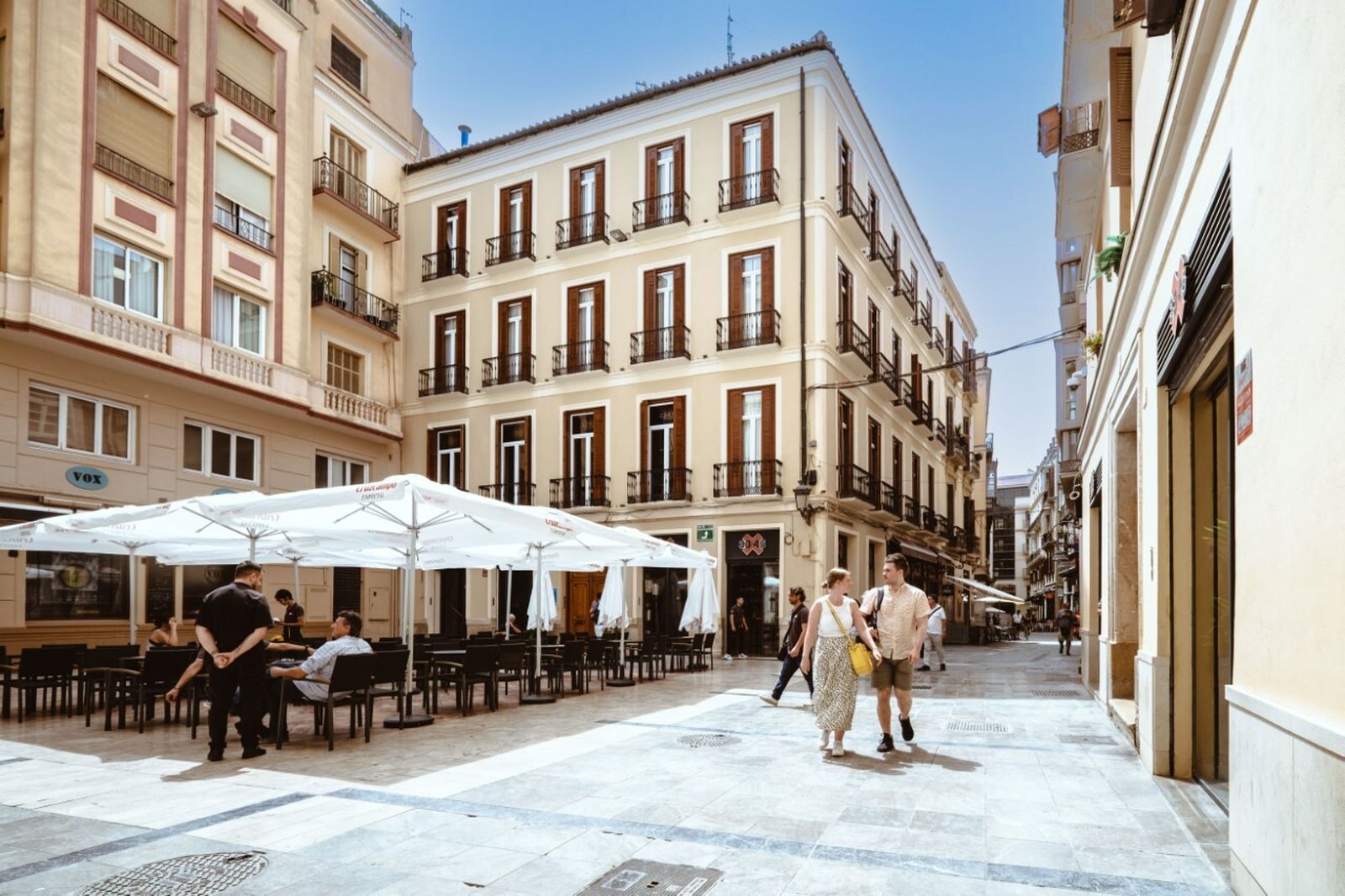 Mesas del terraza del restaurante 33-45 en la plaza Mitjana.