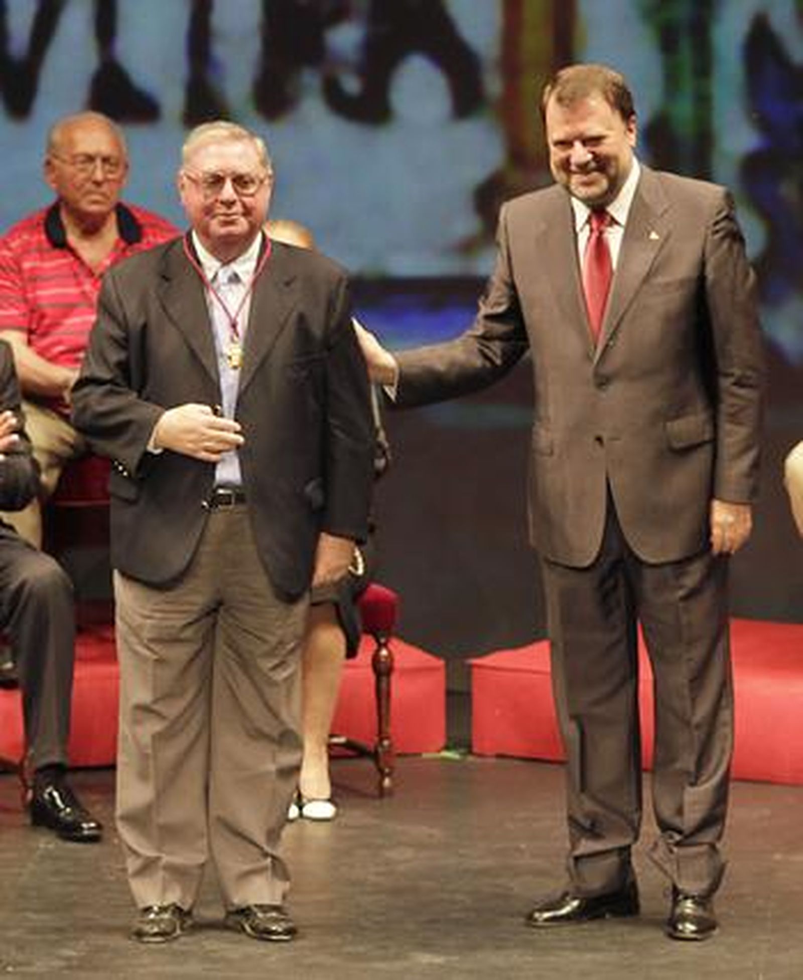 El catedrático emérito, Luis Navarro, recibe el premio de manos del alcalde de la ciudad, Alfredo Sánchez Monteseirín.

Foto: Antonio Pizarro, Victoria Hidalgo