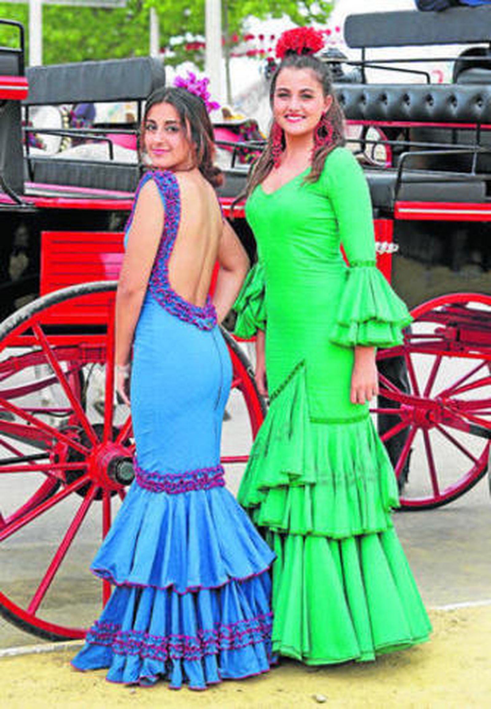 Dos jóvenes lucen sus trajes de flamenca en la Feria portuense.