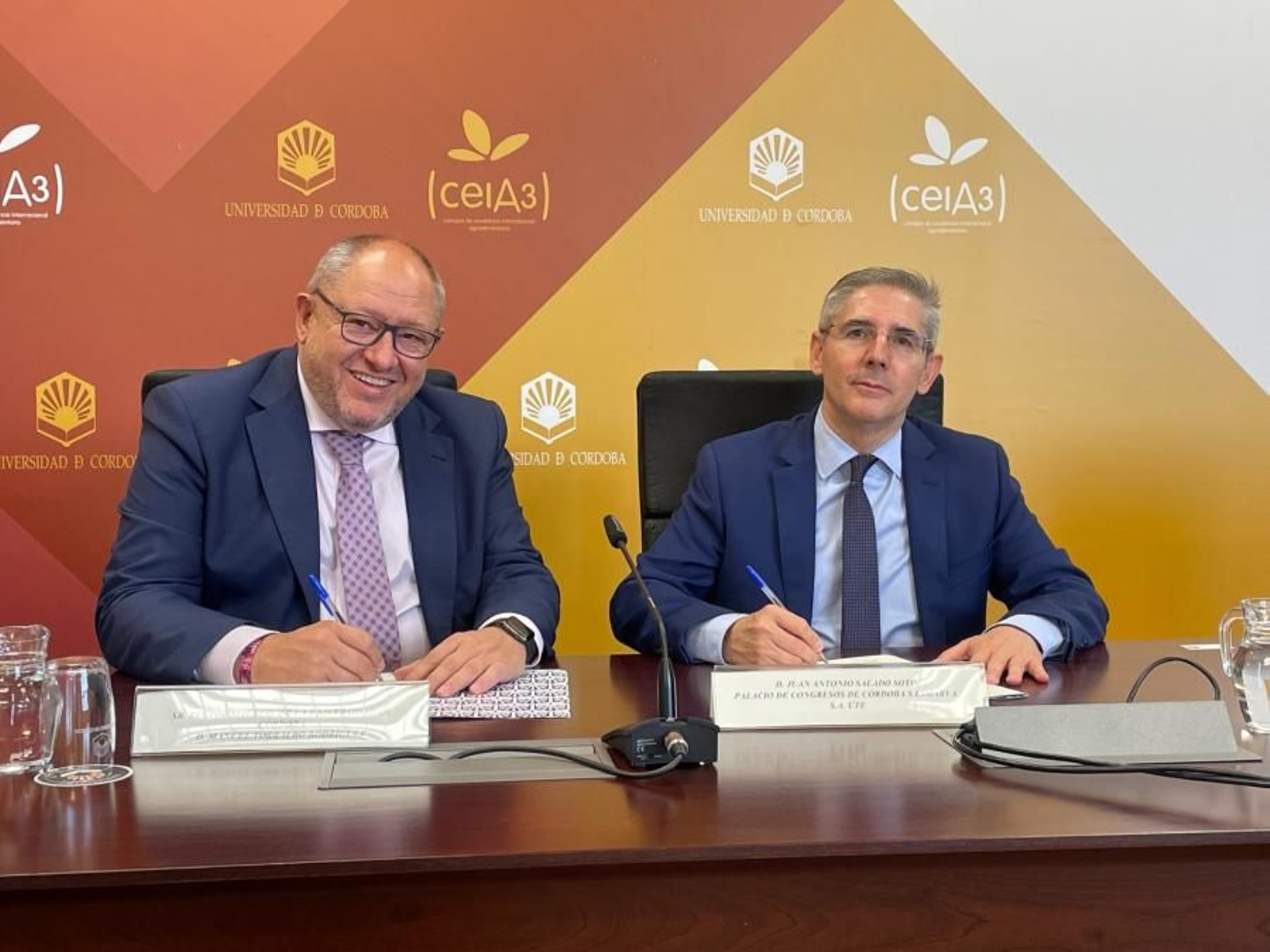 Manuel Torralbo y Juan Salado en la firma de los acuerdos. Manuel Torralbo y Juan Salado en la firma de los acuerdos.