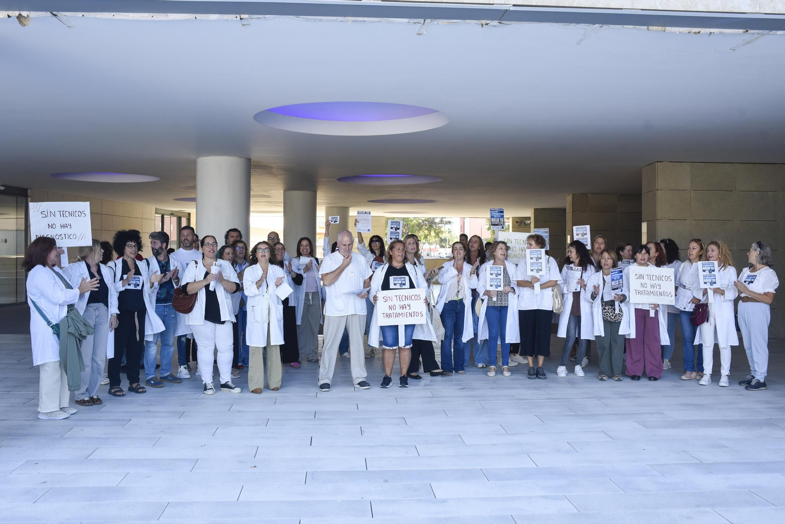 Las fotos de la concentración de los Técnicos Superiores Sanitarios en el Hospital de La Línea