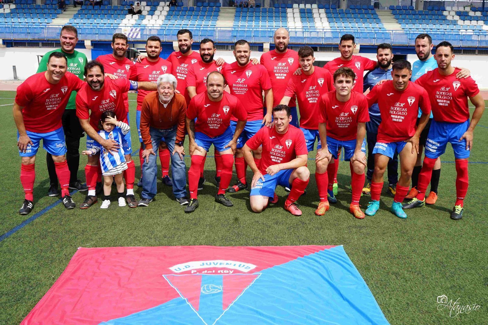 Posado del Juventud Prado del Rey, con su presidente, en el último partido de Liga.