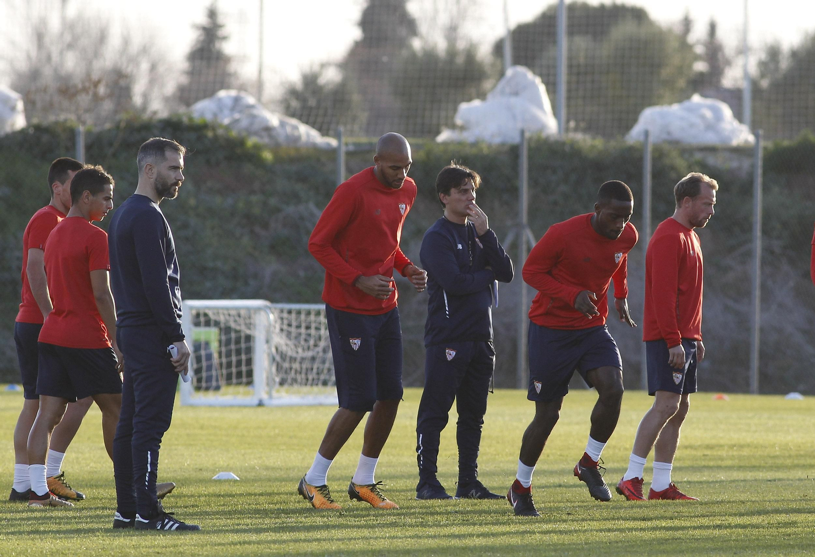 Vincenzo Montella, flanqueado por N'Zonzi y Carole, dirige su primer entrenamiento.