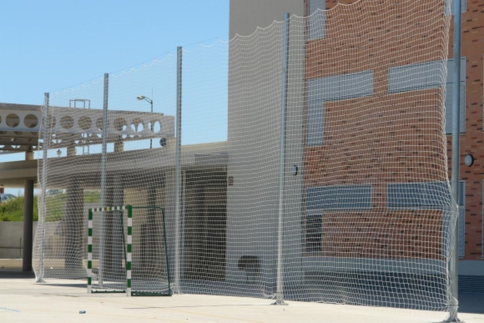 El Ayuntamiento instala una red de seguridad en el patio del IES Galileo