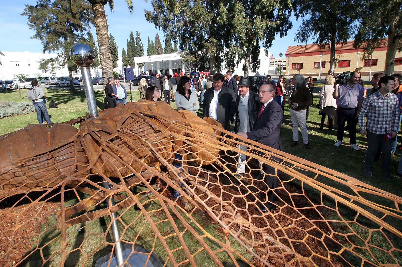 Inauguración de la escultura del artista onubense Víctor Pulido 'Imago', en imágenes