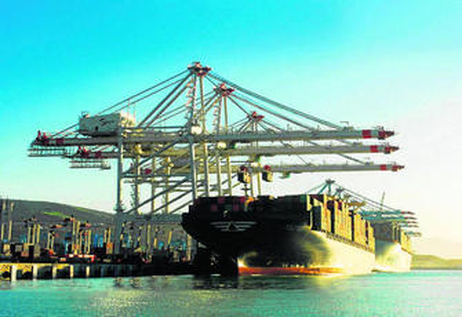 Vista desde el mar de la terminal de contenedores de Tánger Med.
