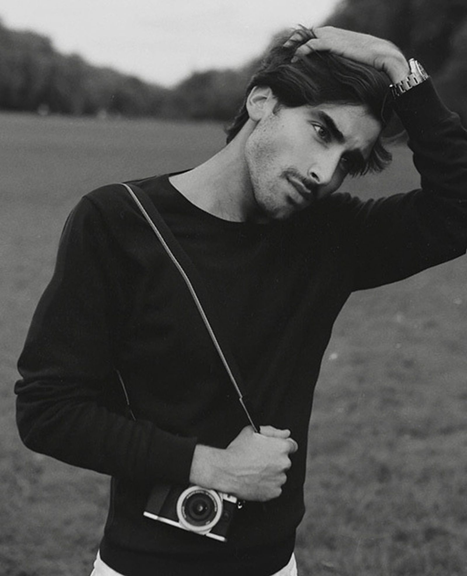 El joven sevillano con cámara en mano durante una sesión de fotos.