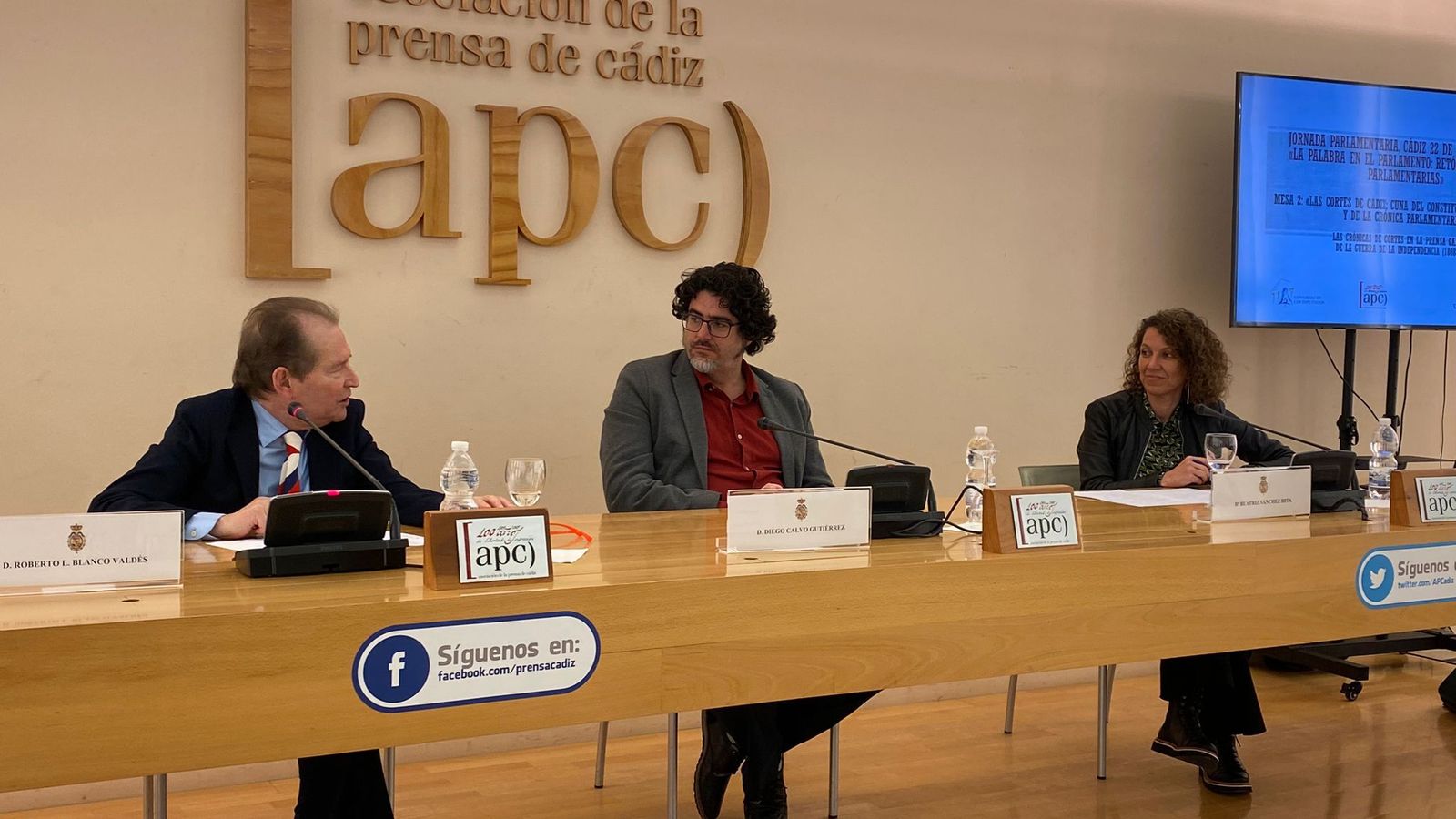 Roberto Blanco, Diego Calvo y Beatriz Sánchez Hita en la sede de la APC
