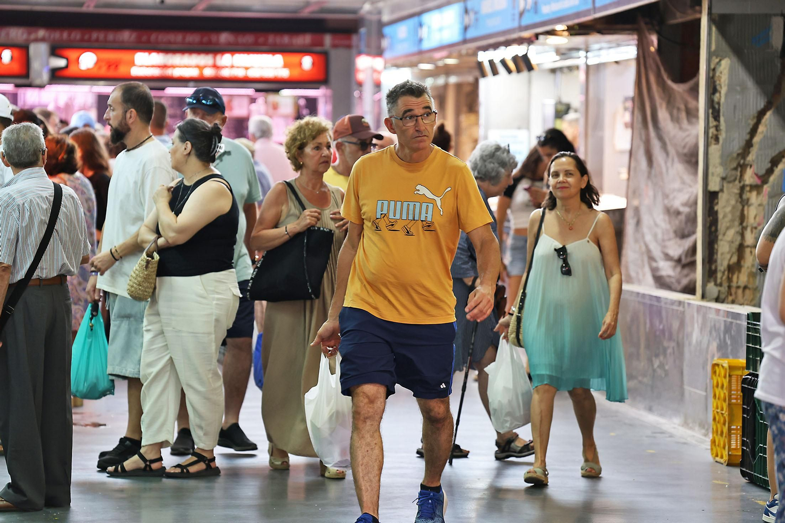 Imágenes de las compras en el entorno del Mercado del Carmen en la mañana de sábado