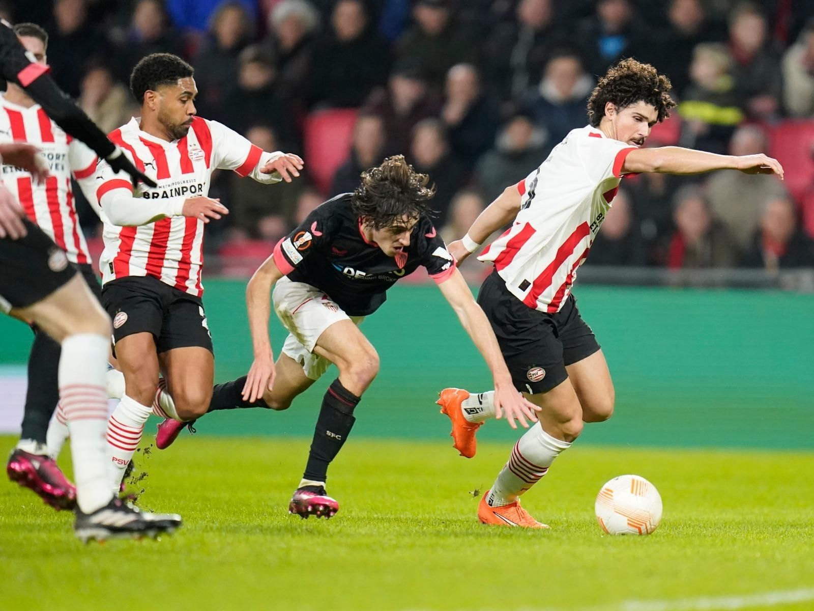 Bryan Gil se marcha de Ramalho en velocidad.